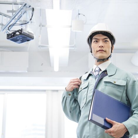 作業着の男性スタッフ_R